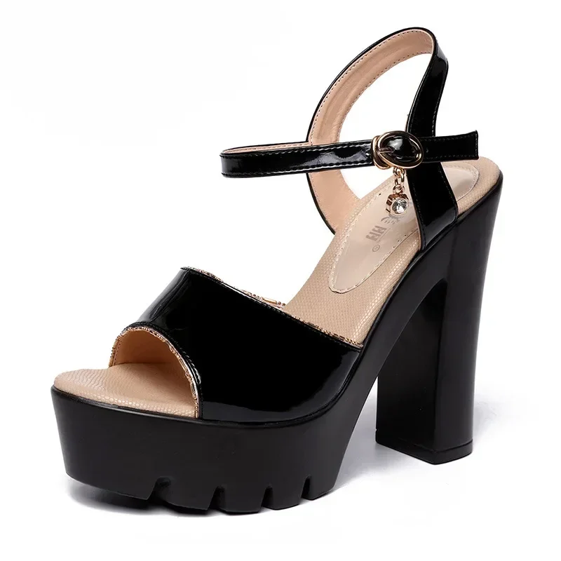 Sandalias de charol con parte  - Platform Sneakers Chunky reseña y precio