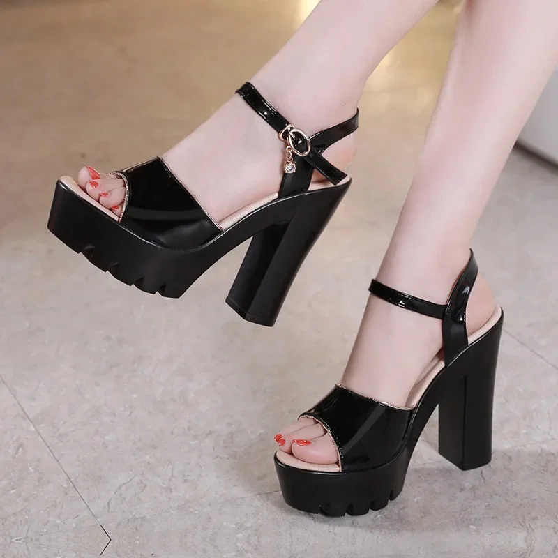Sandalias de charol con parte  - Platform Sneakers Chunky reseña y precio